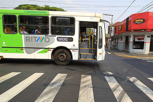 nibus trafega de porta aberta em via de Ribeiro Preto; motoristas alegam excesso de calor