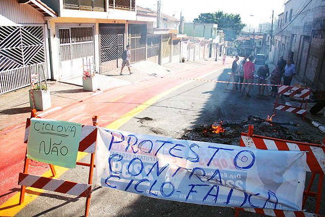Moradores colocam fogo em pneus e fecham a rua Plínio Schmidt, em Interlagos, na zona sul de SP