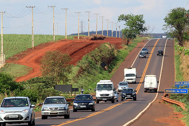 Motorista faz ultrapassagem irregular na rodovia Mrio Doneg, na regio de Ribeiro Preto
