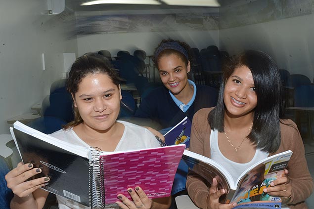 As estudantes Agatha Christy, Giovanna Simon e Brbara Santana estudam para o Enem