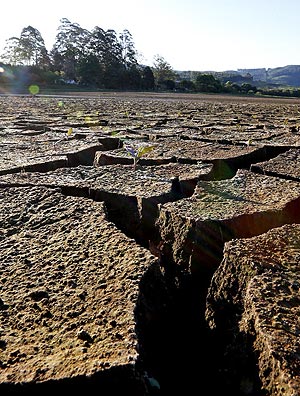 Represa seca em Poos de Caldas, no sul de Minas Gerais