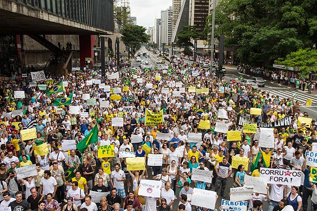 Ato contra a presidente Dilma reúne manifestantes na av. Paulista