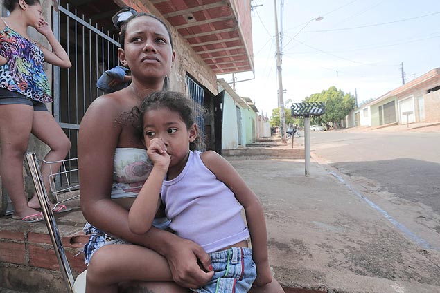 Daniela Fernanda de Souza, 20, com a filha Julia, que est fora da creche em Ribeiro Preto