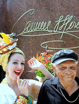 Atriz vestida de Carmem Miranda e Bob Lester, msico que tocou com a atriz e cantora, no Cemitrio So Joo Batista, no Rio de Janeiro