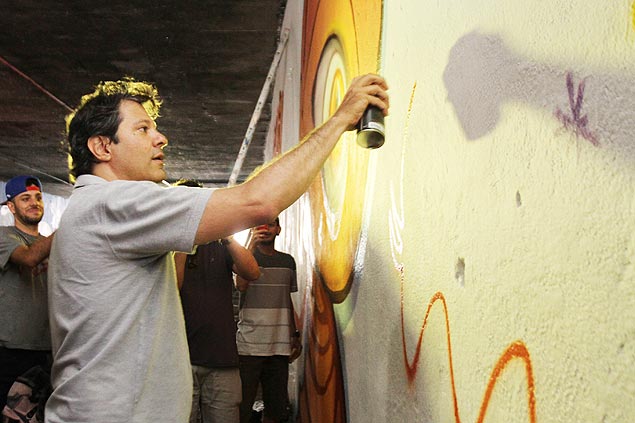 Prefeito Fernando Haddad (PT) faz grafite no tnel Jos Roberto Melhem