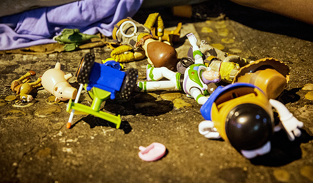Brinquedos do menino que mora numa barraca em rua de Higienpolis, bairro nobre de SP