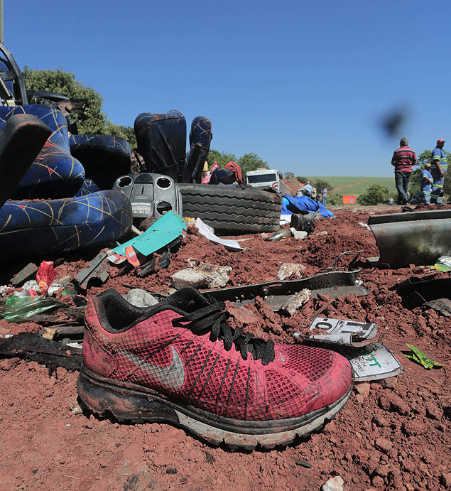 Destroos e pertences de passageiros do acidente entre caminho e nibus em Ibitinga
