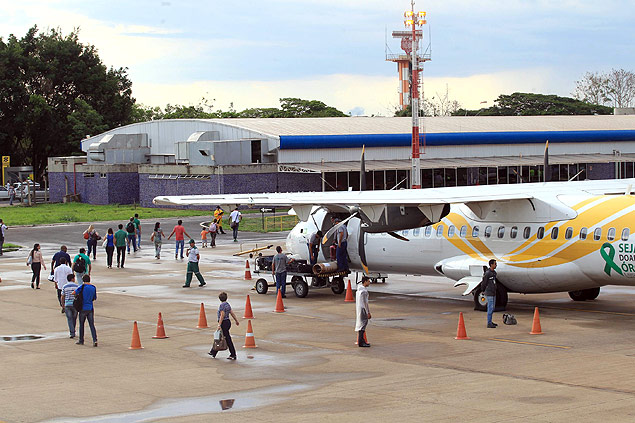 Passageiros desembarcam em pista do aeroporto Leite Lopes, em Ribeiro, no final da tarde desta 6
