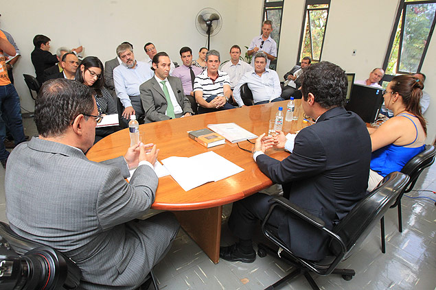 O juiz Heber Mendes Batista ( mesa) com interessados no leilo da Nilza, nesta sexta-feira (7)