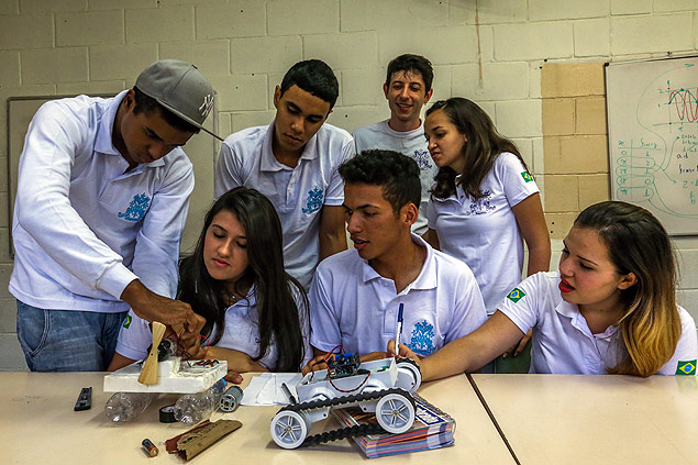 Alunos da escola estadual Lus Magalhes, no Jardim ngela, zona sul de So Paulo, participaro de competio de matemtica