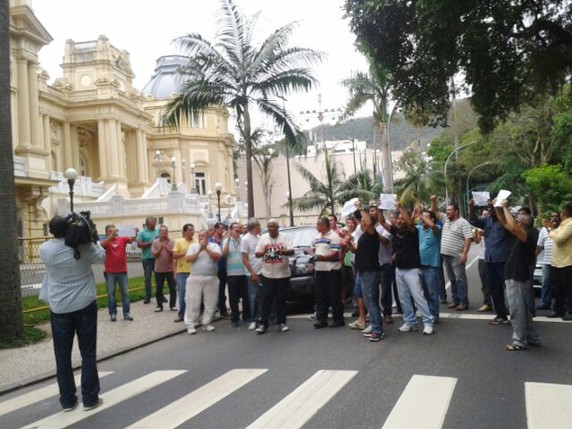 Cerca de cem taxistas fazem protesto neste domingo (9) no Rio