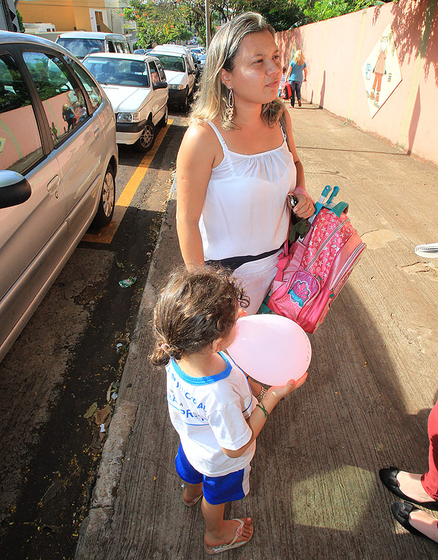 Rosemilda Marim, 32, com sua filha na escola Ana Gabarra, em Ribeiro Preto