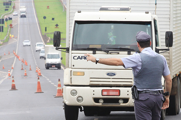 Policial rodovirio fiscaliza veculo na rodovia Anhanguera, na regio de Ribeiro Preto