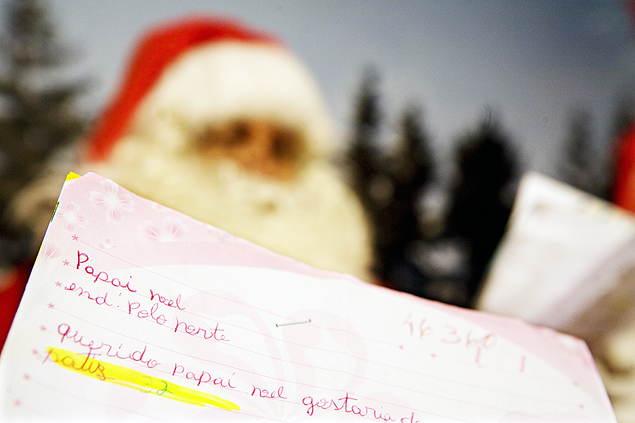 Carta endereada ao Papai Noel com pedido de presentes; campanha dos Correios permite adoo de cartas at quinta 