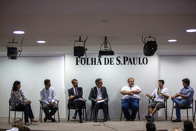 Especialistas participam de debate sobre mobilidade urbana no auditório da *Folha*