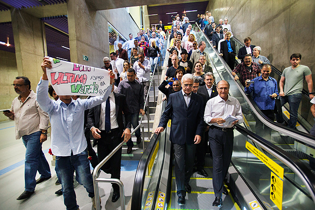 Manifestantes acompanham Alckmin durante a inaugurao da estao Fradique Coutinho na zona oeste de SP