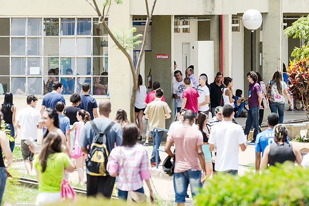 Estudantes esperam incio de prova para vestibular da Unesp em campus de Franca