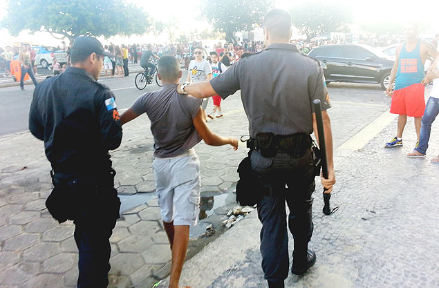 orgulho lgbt - parada gay em Copacabana, no rio de janeiro, tem agresses, arrasto e furtos