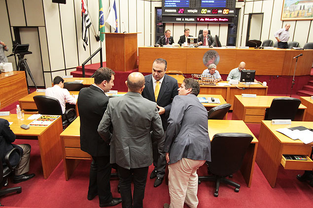 Vereadores da oposio conversam durante sesso da Cmara de Ribeiro Preto
