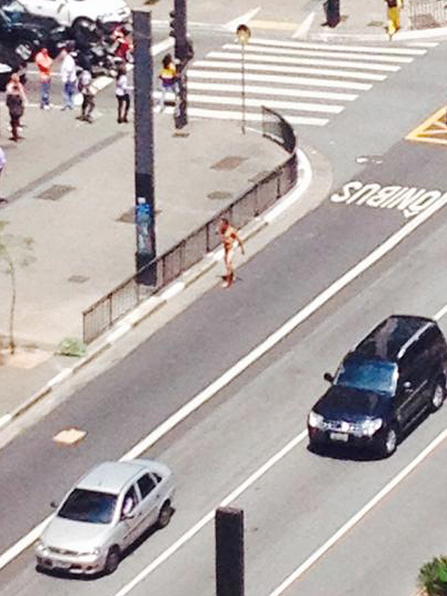 Homem  flagrado andando nu pela avenida Paulista, nesta segunda-feira (17)
