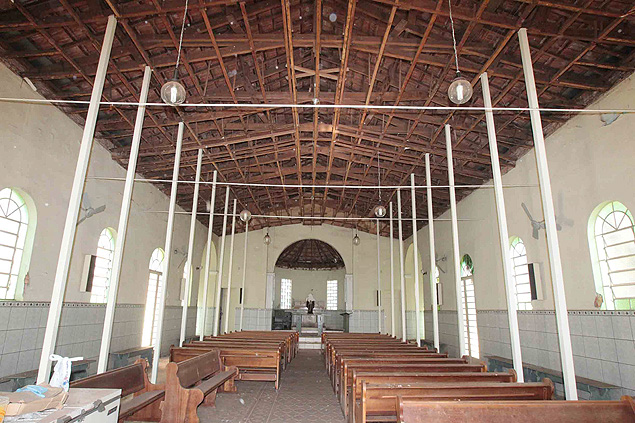 Comprometido pela ao de cupins, teto da igreja So Benedito, em Araraquara, precisou ser escorado