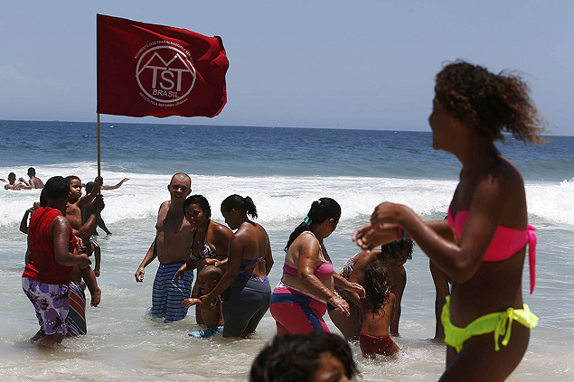 MTST faz manifestao contra segregao racial em praias da zona sul do Rio 