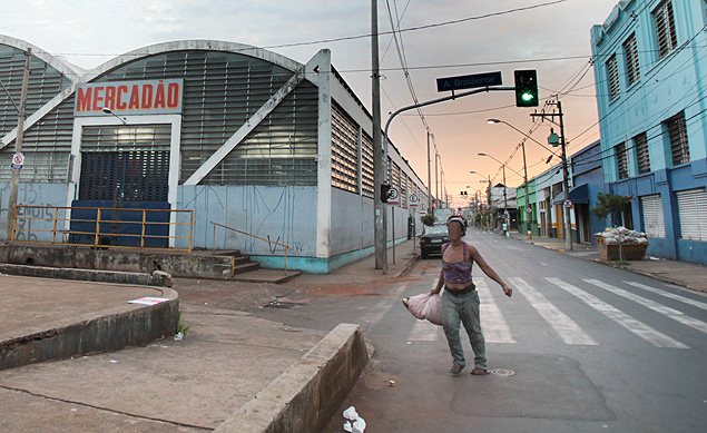 Moradora de rua caminha por rua da Baixada, em Ribeiro