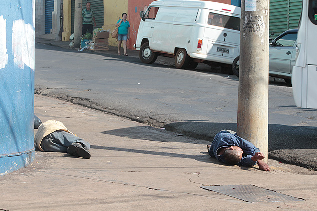 Moradores de rua dormem em calada na regio da Baixada, em Ribeiro