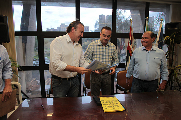 Vereadores Rodrigo Simes (centro) e Ccero Gomes ( direita) recebem relatrio das entidades