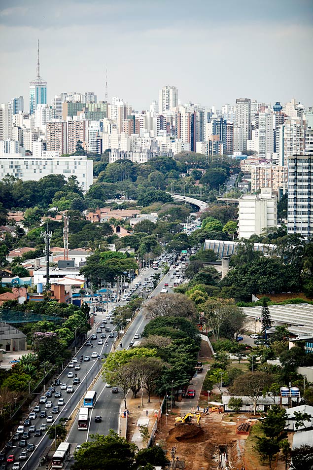 Vista da Avenida Ibirapuera desde Moema, zona sul de Sao Paulo