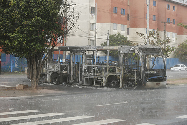Um ônibus foi incendiado na avenida Zaki Narchi, na zona norte de São Paulo, durante protesto