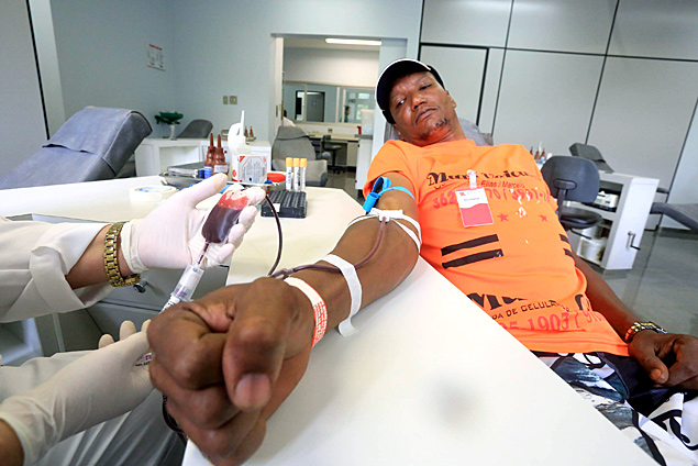 Luiz Alves doa sangue no Hemocentro do HC (Hospital das Clnicas) de Ribeiro Preto