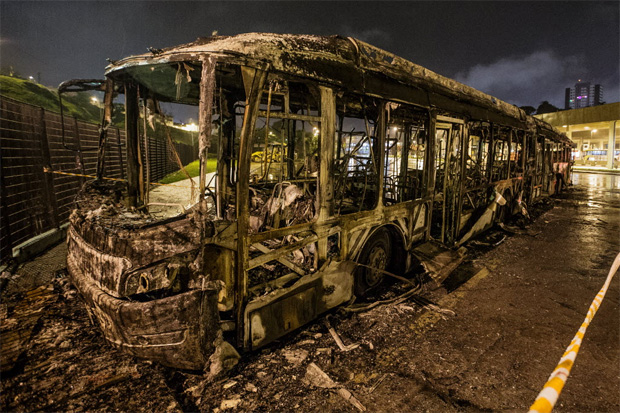 Criminosos incendeiam nibus articulado<br> dentro do Terminal Cidade Tiradentes, na zona leste de So Paulo; no houve feridos