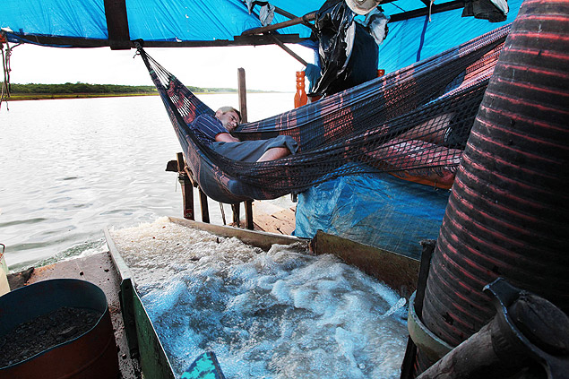 Garimpeiro dorme em balsa no rio Grande, interior de So Paulo