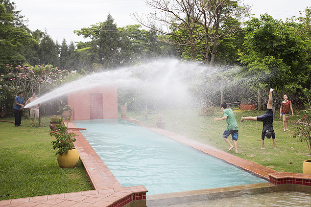 Funcionrio da AN Transportes, de Piracicaba, rega jardim aps abastecer piscina de cliente