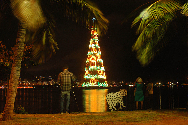 Teste de iluminao da rvore de natal da lagoa Rodrigo de Freitas, no Rio de Janeiro