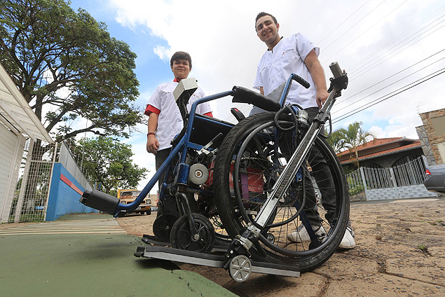 Hotto Paiva Neto ( esq.) e Guilherme Serafim, com cadeira de rodas com rampa
