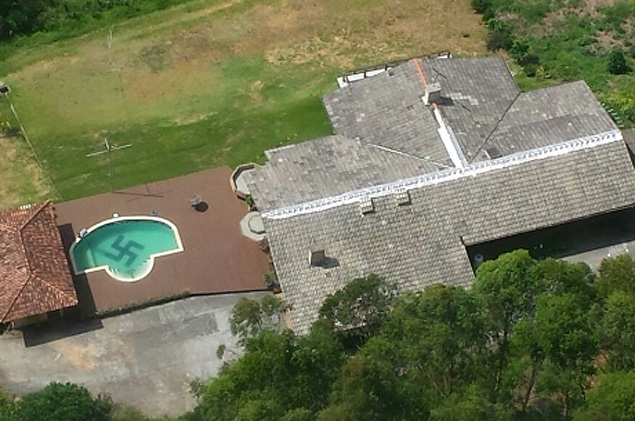 Polícia descobre piscina com suástica em casa de SC durante busca por suspeitos de sequestro