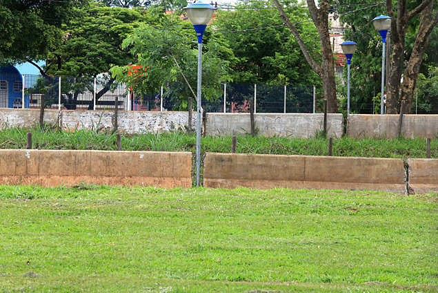 Defensas de concreto instaladas no parque Maurilio Biagi para tentar impedir a entrada de capivaras