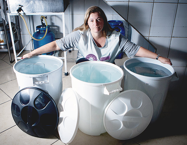 Alessandra Pedroni, 42, comprou seis galões para evitar falta de água em seu bufê