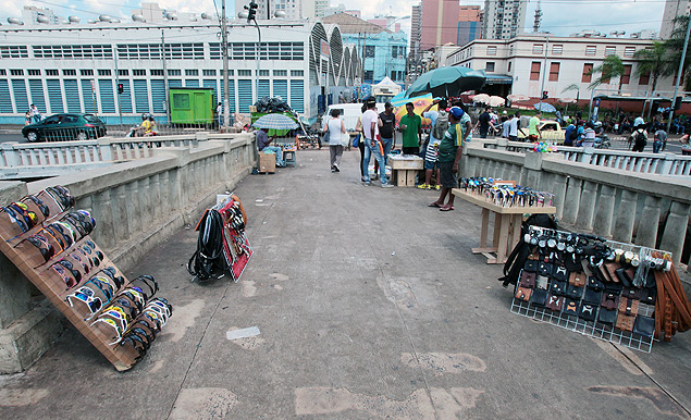 Ambulantes expem suas mercadorias em passarela entre o terminal rodovirio e o Mercado