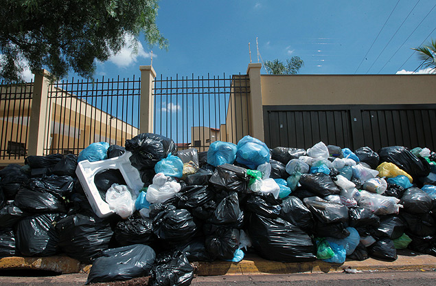 Calada 'interditada' por sacos de lixo na rua Francisco de Almeida, no Pq. So Sebastio