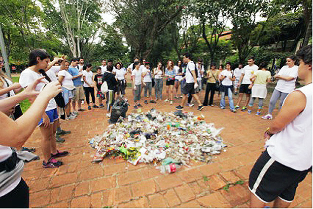  Voluntrios mostram o lixo recolhido no Ibirapuera em caminhada promovida em novembro 