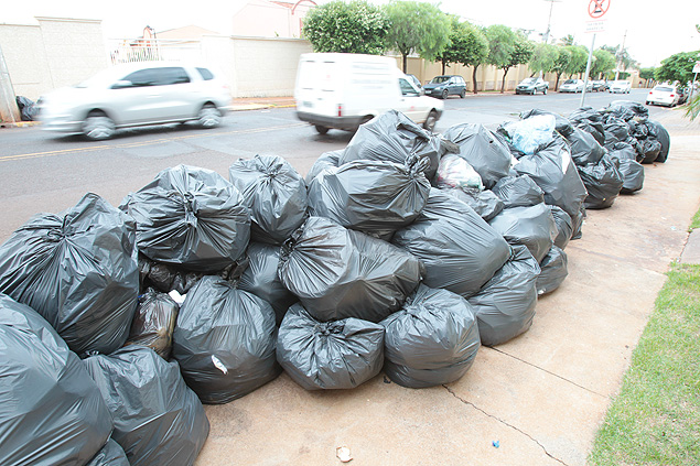 Lixo acumulado em rua do bairro Lagoinha, em Ribeiro