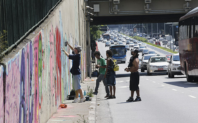 Grafiteiros 'alternativos' pintam muros 'menos nobre' na avenida prximo a rua Tutia 