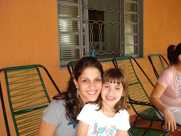Isabella Nardoni com a me, Ana Carolina Oliveira, em reproduo de foto
