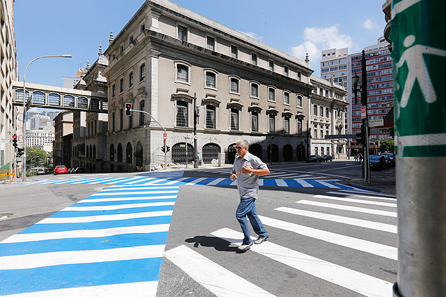 As novas faixas de pedestres instaladas na rua Riachuelo, no centro de SP