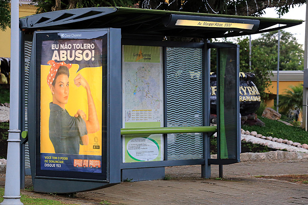 Campanha em ponto de nibus em Curitiba para conscientizar sobre 