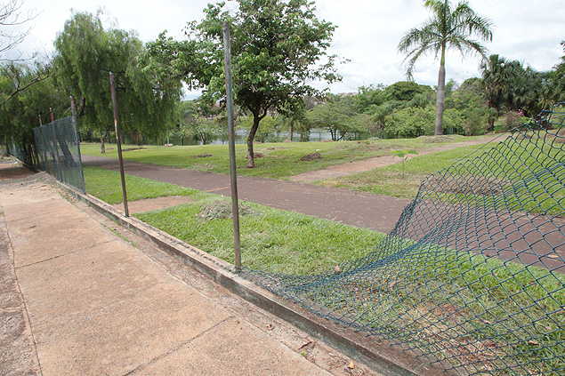 Parque Tom Jobim, em Ribeiro Preto, com alambrado danificado e falta de manuteno