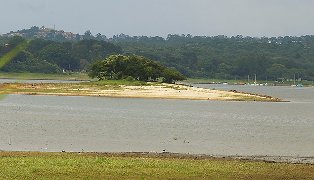 Ilha no meio da represa de Guarapiranga (zona sul de So Paulo), que aumentou de tamanho por causa da estiagem